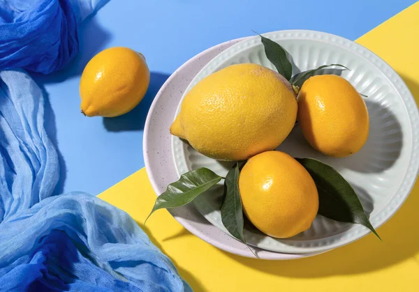 Citrons Frais Sur Une Assiette Sur Fond Lumineux Espace Copie — Photo