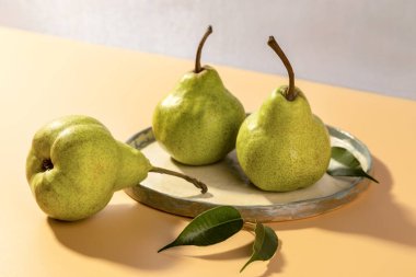 Parlak bir zeminde taze armutlar. Boşluğu kopyala.