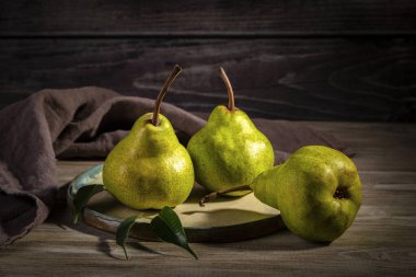 Ahşap bir zeminde taze armutlar. Boşluğu kopyala.