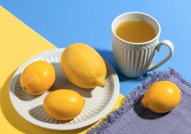 Pırıl pırıl arka planda taze limonlar. Boşluğu kopyala.