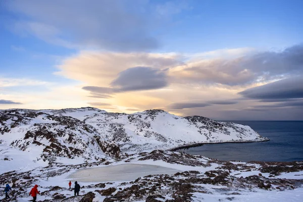 Şubat Ayı Sonunda Barents Denizi Kıyısında Teriberka Rusya Turistler Dağdan — Stok fotoğraf