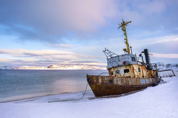 Zee Verlaten Oud Schip Boot Sneeuw Zijaanzicht Winterlandschap Rusland Schiereiland — Stockfoto