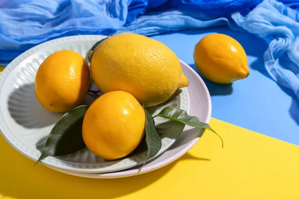 Limones Frescos Plato Sobre Fondo Brillante Copiar Espacio —  Fotos de Stock