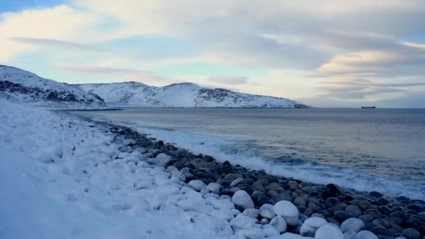 テリベルカ市の北極海の海岸。2月末のバレンツ海 — ストック動画