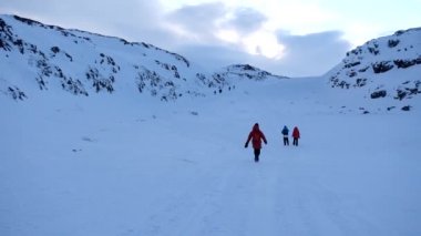 Şubat ayı sonunda Barents Denizi kıyısında. Teriberka, Rusya. Turistler dağlara tırmanır