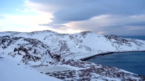 La costa del Mar de Barents a finales de febrero. Teriberka, Rusia. Los turistas se dirigen a la orilla del mar — Vídeos de Stock