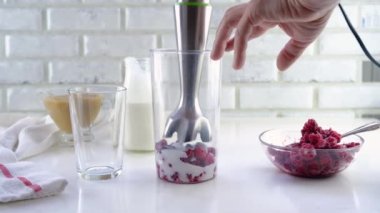 Elma soslu, ahududu ve muzlu lezzetli yoğurt tatlısı. Adım adım talimat veriyorum. Adım 2. Ahududu yoğurtla karıştırıp karıştırın.