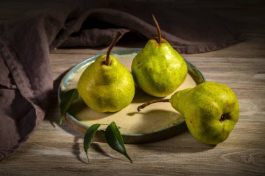 Ahşap zemin üzerinde taze armutlar. 