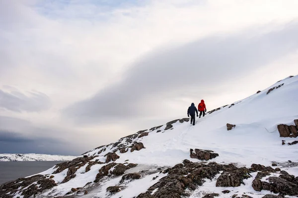 Kust Van Barentszzee Eind Februari Teriberka Rusland Toeristen Beklimmen Bergen — Stockfoto