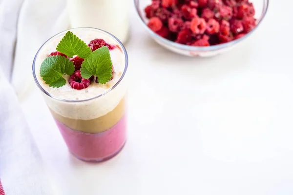 Köstliches Joghurt Dessert Mit Apfelmus Himbeeren Und Banane Das Dessert — Stockfoto