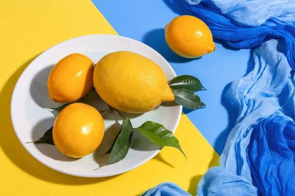 Citrons Frais Sur Une Assiette Sur Fond Lumineux Espace Copie — Photo