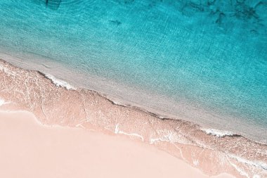 Sakin deniz suyu, taş, levha, yumru ve mercanla havadan kumsal manzarası. Yaz tatili. Mavi okyanus gölü, deniz kıyısı, kıyı şeridi. Drone, helikopter üst görünümü. 