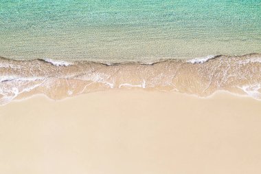 Sakin deniz suyu, taş, levha, yumru ve mercanla havadan kumsal manzarası. Yaz tatili. Mavi okyanus gölü, deniz kıyısı, kıyı şeridi. Drone, helikopter üst görünümü. 
