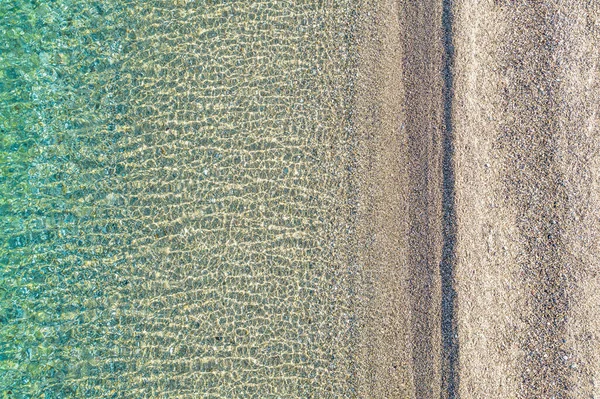 파란색 청록색 초호의 수면입니다 수평적 해변의 꼭대기 공중으로 — 스톡 사진