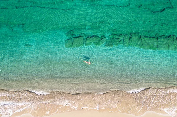 Uma Jovem Fato Banho Deitada Água Mar Praia Vista Cima — Fotografia de Stock