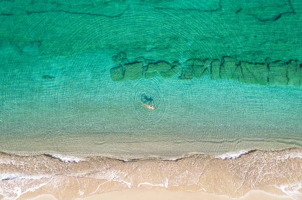 Ung Kvinna Baddräkt Som Ligger Havsvatten Stranden Utsikt Uppifrån Överst — Stockfoto