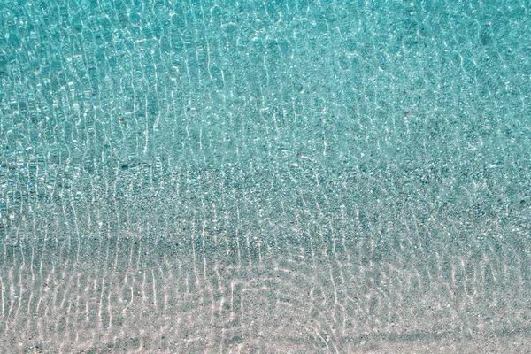 파란색 청록색 초호의 수면입니다 수평적 해변의 꼭대기 공중으로 — 스톡 사진