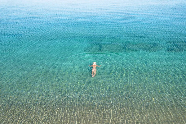 Молода Жінка Купальнику Капелюсі Плаває Морських Хвилях Біля Пляжу Вид — стокове фото