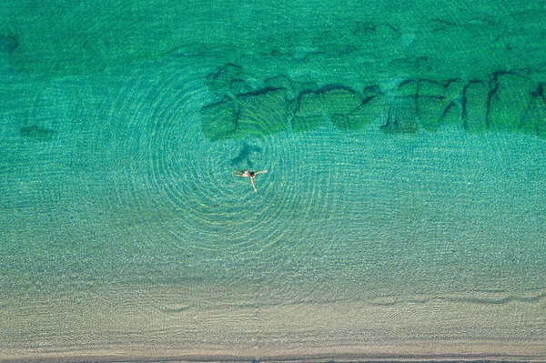 Plajda Deniz Suyunda Yüzen Mayolu Genç Bir Kadın Yukarıdan Bak — Stok fotoğraf