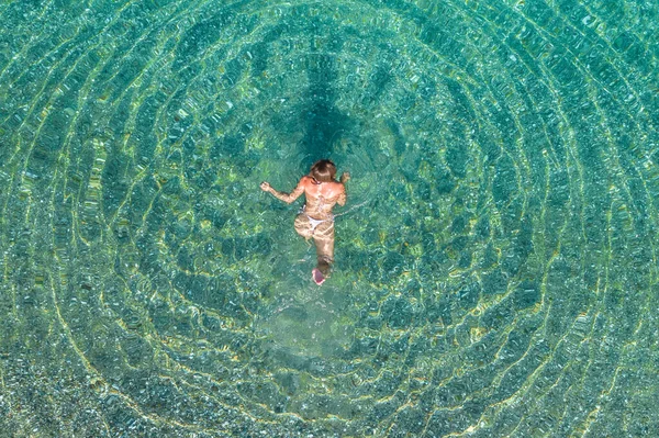 Młoda Kobieta Stroju Kąpielowym Biegająca Skacząca Falach Morskich Plaży Widok — Zdjęcie stockowe
