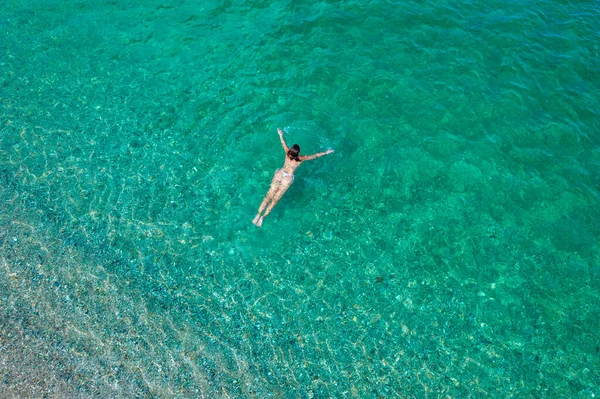 Młoda Kobieta Bikini Pływająca Morskiej Wodzie Plaży Widok Góry Góra — Zdjęcie stockowe