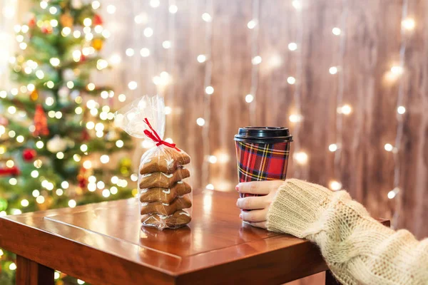 Mulher Bebendo Chocolate Quente Copo Papel Fundo Árvore Natal — Fotografia de Stock