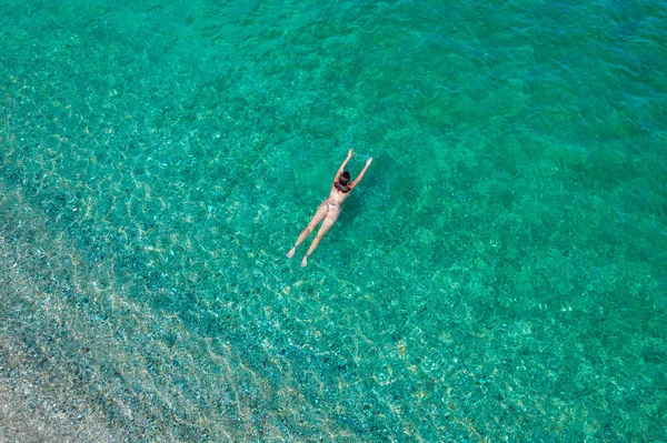 Mujer Joven Bikini Nadando Agua Mar Playa Vista Desde Arriba — Foto de Stock