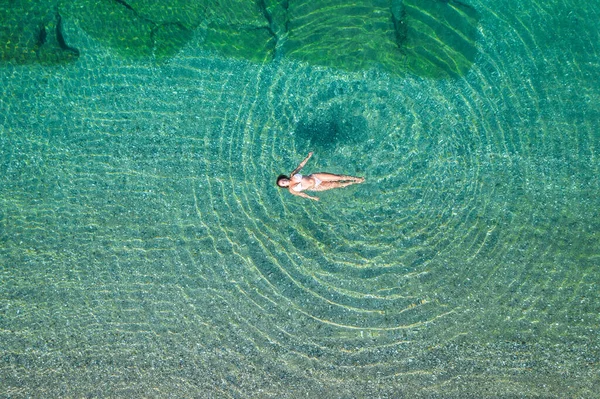 Молода Жінка Купальнику Лежить Морській Воді Пляжі Вид Зверху Зверху — стокове фото