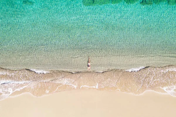 Mujer Joven Sombrero Traje Baño Acostado Agua Mar Playa Arena — Foto de Stock