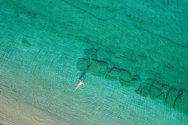 Plajda Deniz Suyunda Mayo Giymiş Genç Bir Kadın Yukarıdan Bak — Stok fotoğraf