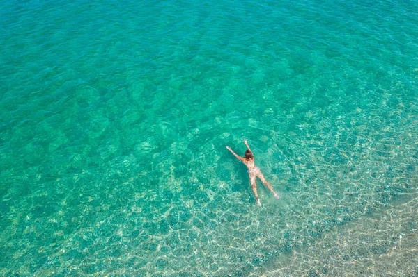 Młoda Kobieta Bikini Pływająca Morskiej Wodzie Plaży Widok Góry Góra — Zdjęcie stockowe