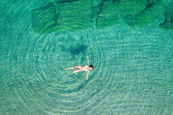 Jonge Vrouw Een Badpak Liggend Zeewater Het Strand Zicht Van — Stockfoto