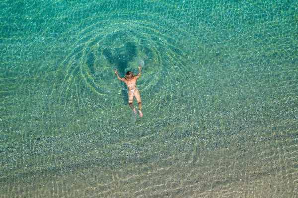 Jonge Vrouw Een Badpak Zwemmend Zeewater Het Strand Zicht Van — Stockfoto