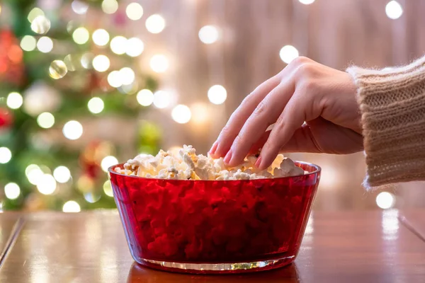 Alleen Vrouw Eet Popcorn Buurt Van Kerstboom Thuis — Stockfoto