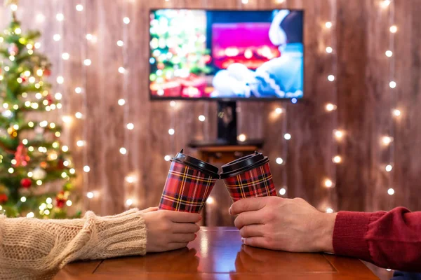 Paar Kijken Warme Chocolademelk Drinken Papieren Bekertjes Bij Kerstboom Thuis — Stockfoto