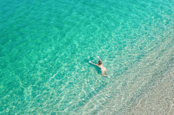 Mladá Žena Bikinách Plavající Mořské Vodě Pláži Pohled Shora Vrchol — Stock fotografie