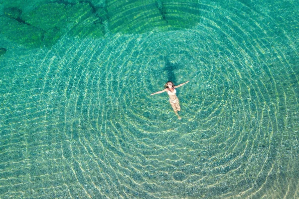 Mujer Joven Traje Baño Acostada Agua Mar Playa Vista Desde —  Fotos de Stock