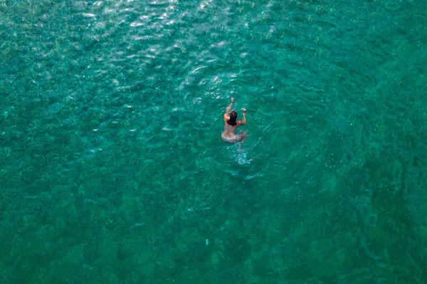 Mujer Joven Traje Baño Nadando Agua Mar Playa Vista Desde — Foto de Stock