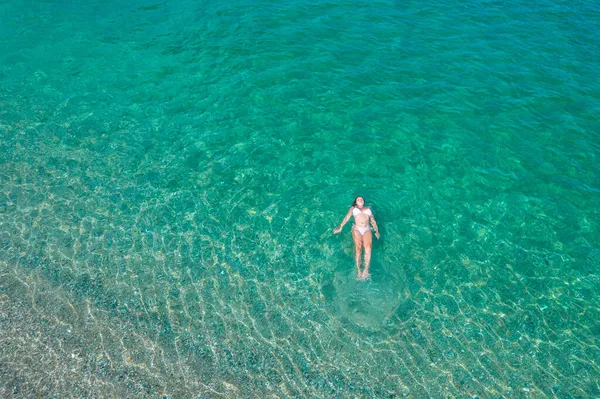 Giovane Donna Costume Bagno Sdraiata Sull Acqua Mare Sulla Spiaggia — Foto Stock