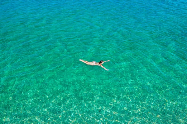 Młoda Kobieta Bikini Pływająca Morskiej Wodzie Plaży Widok Góry Góra — Zdjęcie stockowe