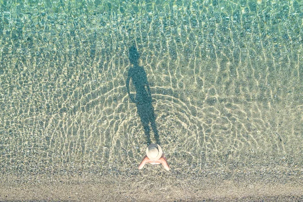 Mulher Atlética Jovem Maiô Chapéu Entrando Mar Praia Areia Verão — Fotografia de Stock