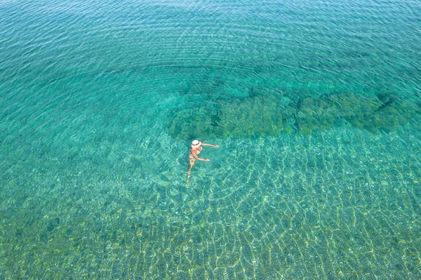 수영복을 모자를 바다에서 수영하는 위에서 — 스톡 사진