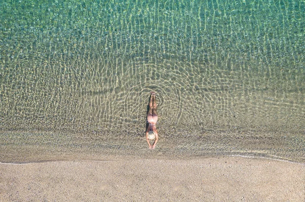 Молодая Спортсменка Шляпе Купальник Лежащий Морской Воде Песчаном Пляже Саммер — стоковое фото