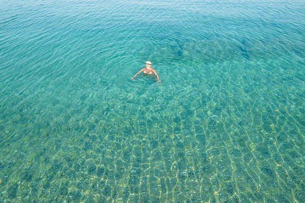 Mujer Joven Traje Baño Sombrero Nadando Olas Marinas Cerca Playa —  Fotos de Stock
