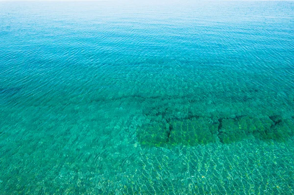 Relaksujący Widok Plażę Spokojną Wodą Morską Kamieniem Płyty Bryła Koralowiec — Zdjęcie stockowe