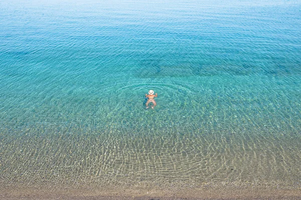 Giovane Donna Costume Bagno Cappello Nuotare Onde Marine Vicino Alla — Foto Stock