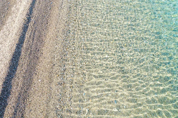 ラグーンのターコイズ透明水の表面 水平の背景 砂浜のトップビュー ドローンビュー — ストック写真