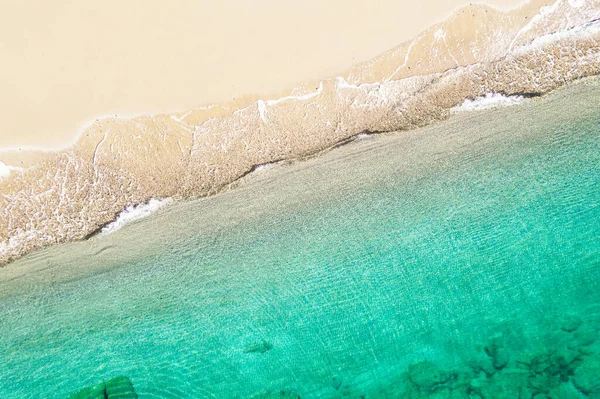 Relajante Vista Aérea Playa Con Agua Mar Tranquila Piedra Losas — Foto de Stock