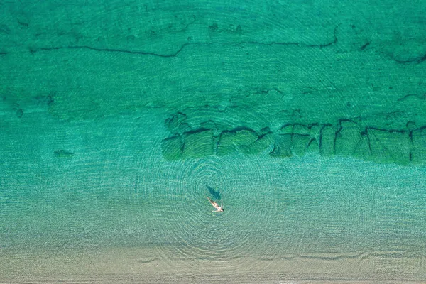 Plajda Deniz Suyunda Mayo Giymiş Genç Bir Kadın Yukarıdan Bak — Stok fotoğraf