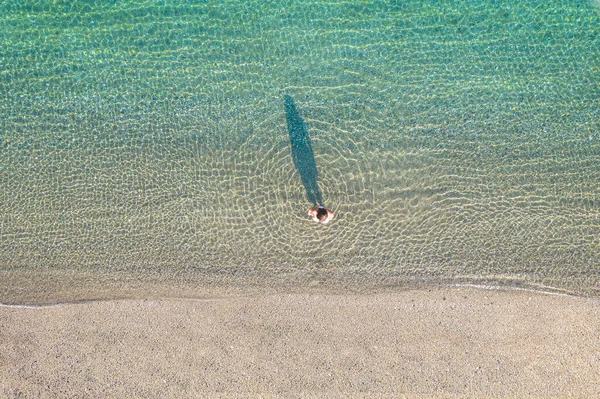 Mujer Atlética Joven Traje Baño Caminando Descalzo Costa Entrando Mar — Foto de Stock